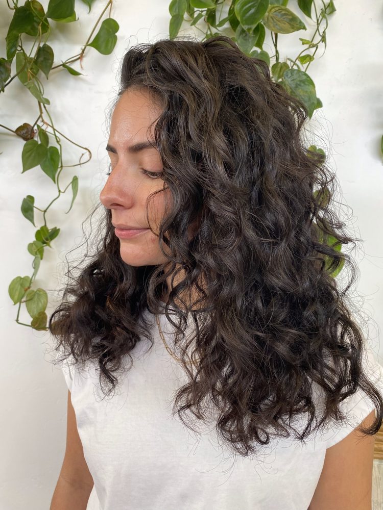 Wavy lob with a lived-in, low-maintenance shape